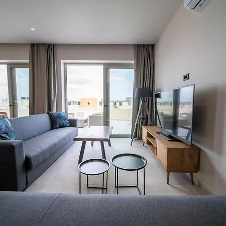 Grand House - Center - Sleeps 6 בית נופש
