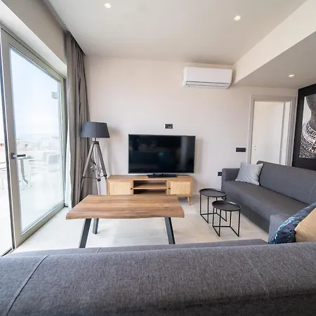 Grand House - Center - Sleeps 6 * הרסוניסוס