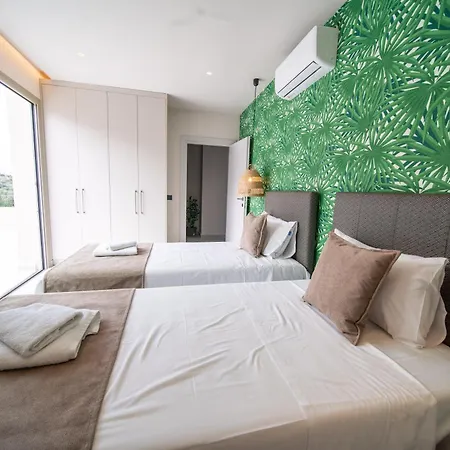 Grand House - Center - Sleeps 6 בית נופש