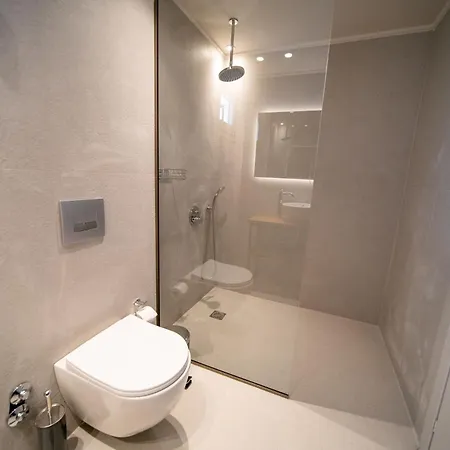 Grand House - Center - Sleeps 6 * הרסוניסוס